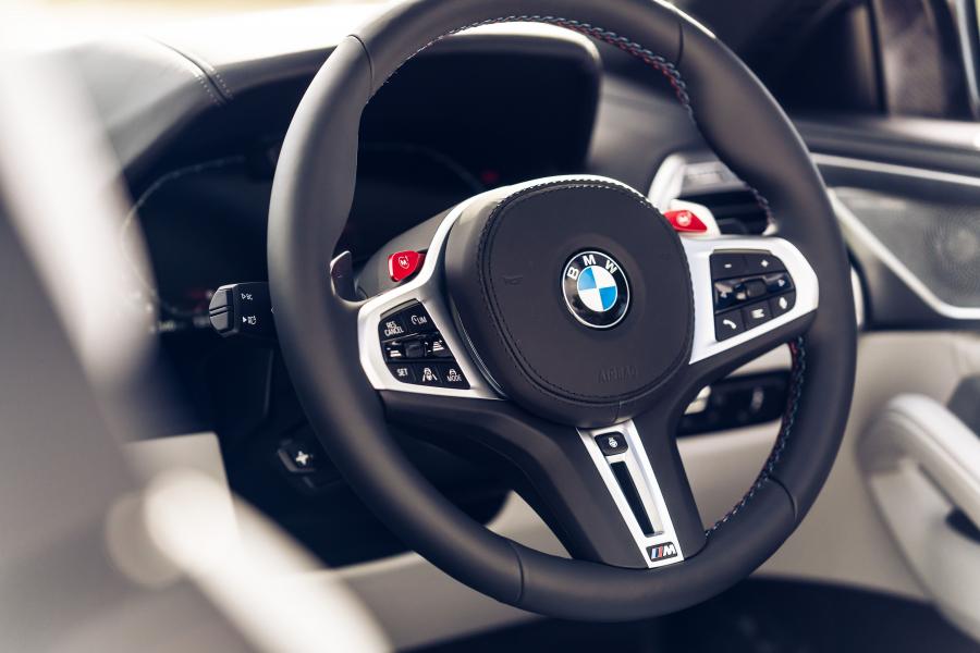Детали интерьера BMW M8 Competition Convertible (F91) 2019 года  (UK) (фото 27 из 42)